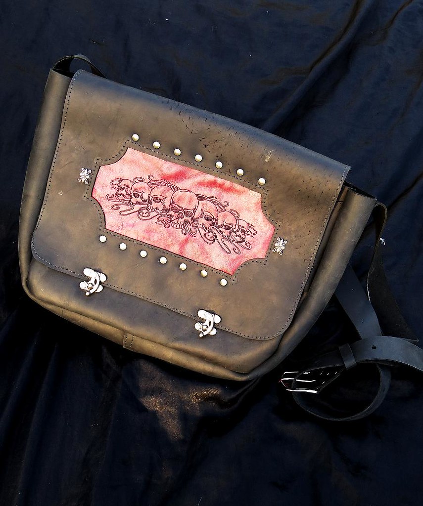 Skull Messenger bag Messenger bag made from waxy, water re… Flickr