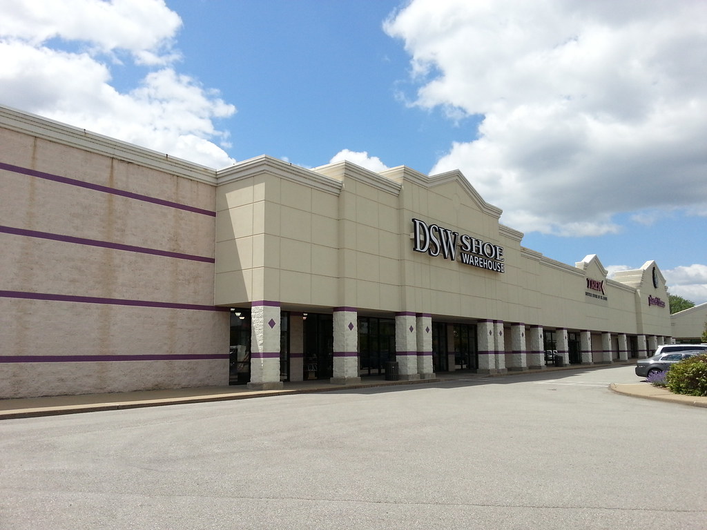 DSW Shoe Warehouse on Manchester Rd. in St. Louis, MO_2014… Flickr