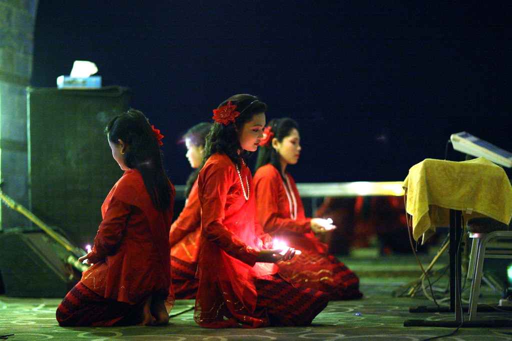 Rakhine Candle Dance Organized by the hotel for the Saudi … Flickr