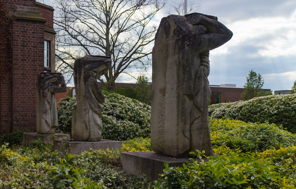 Statues at Hartley Library University of Southampton, High… Flickr