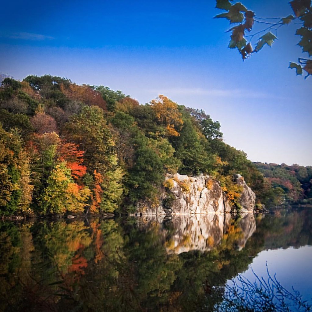 Cliffs at Mamamasco Lake in Ridgefield CT Andrew Hubbell Flickr