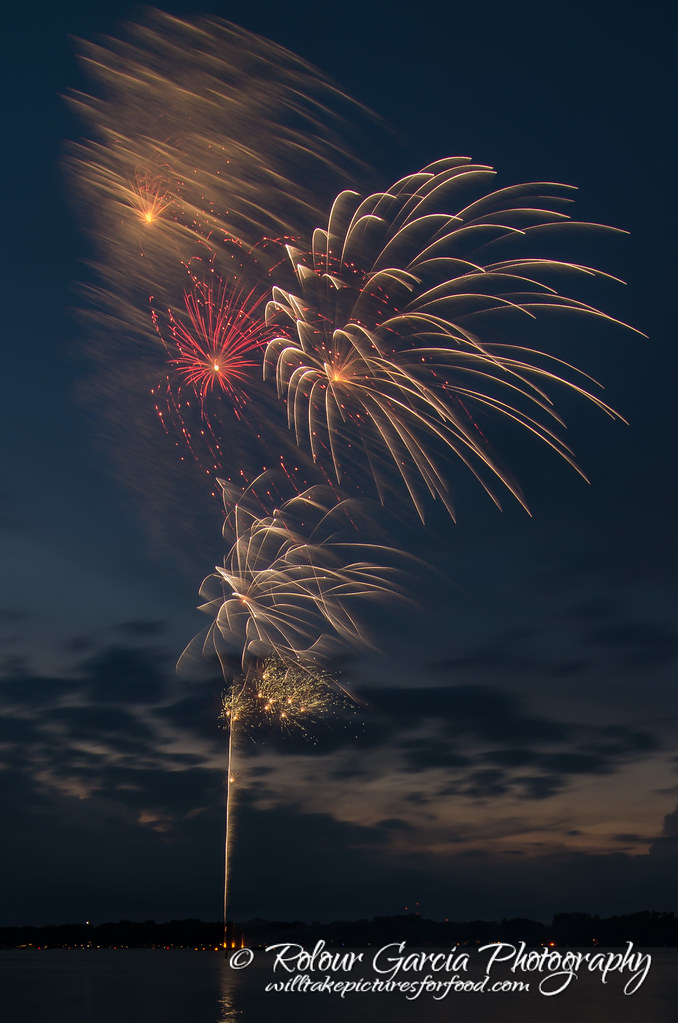 Crystal Lake, IL Fireworks 4th of July weekend. Rolour Garcia Flickr