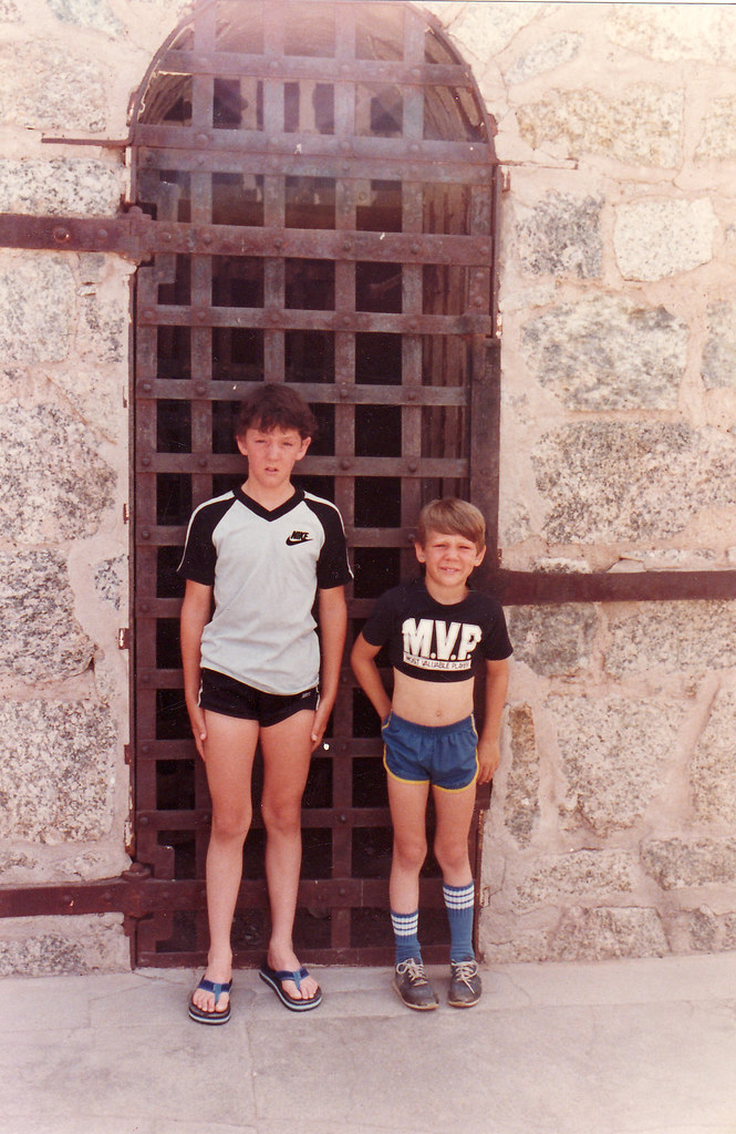 versprechen Mitfühlen Habubu boys in short shorts Logo herunter nehmen