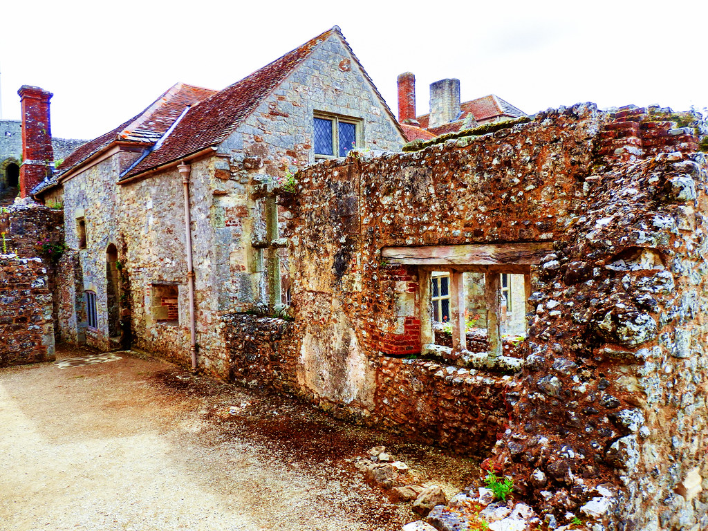 Carisbrooke Castle, Isle of Wight Carisbrooke Castle is a … Flickr