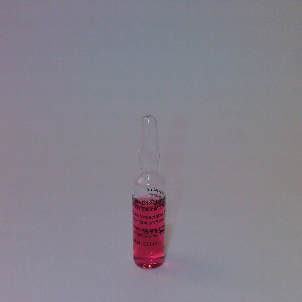 Ampoule de vitamine B12 (par Gerda) mathias_poujol_rost Flickr