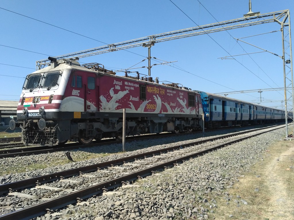 Amul BRC WAP5 30053 with Avantika Express at LMNR Indore y… Flickr