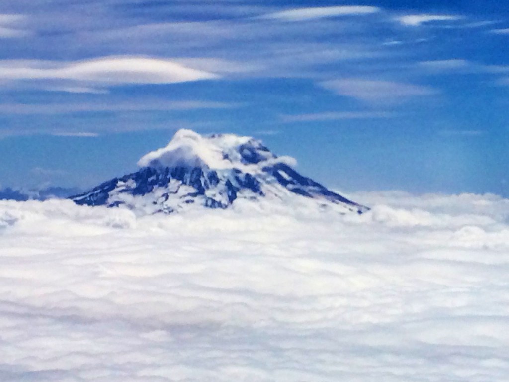 Mt Rainier Mt Rainier floats above the clouds Zen_Dark_30 Flickr