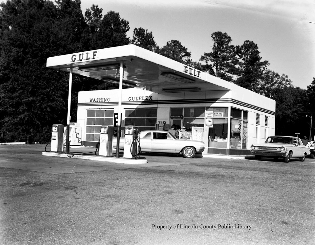 Gulf Station 1 This photo of a Gulf gas station was made … Flickr
