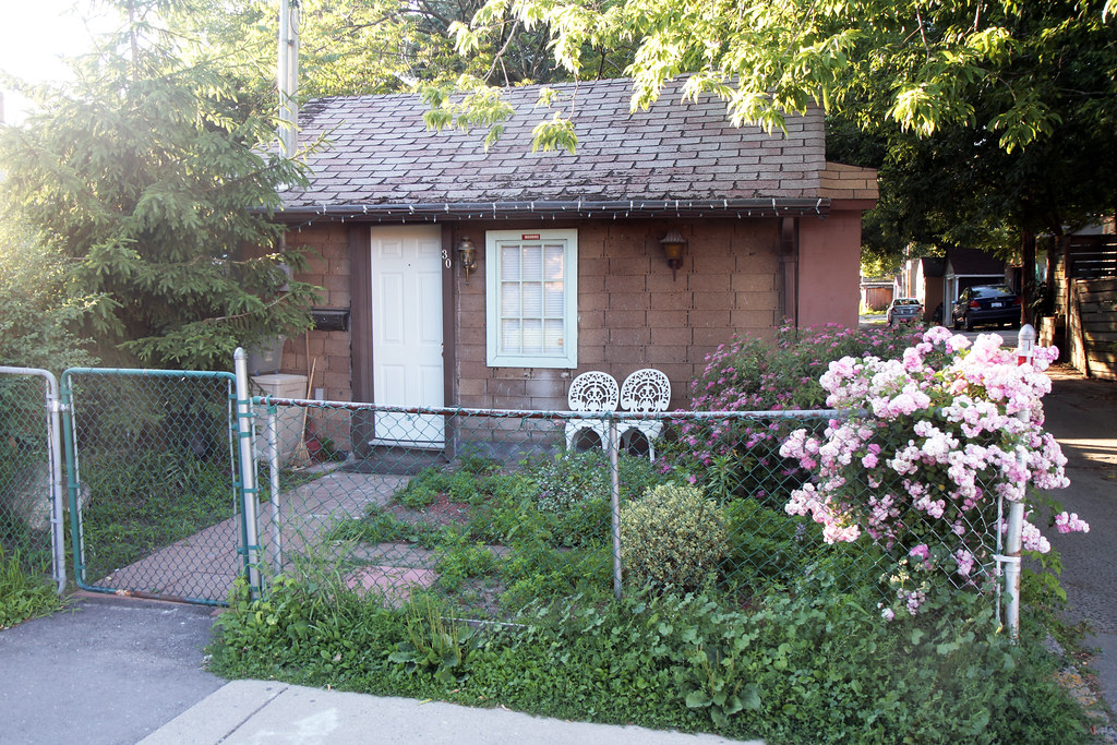 Tiny house, 189 sq ft Tiny house on Hanson Street, Toronto… Flickr