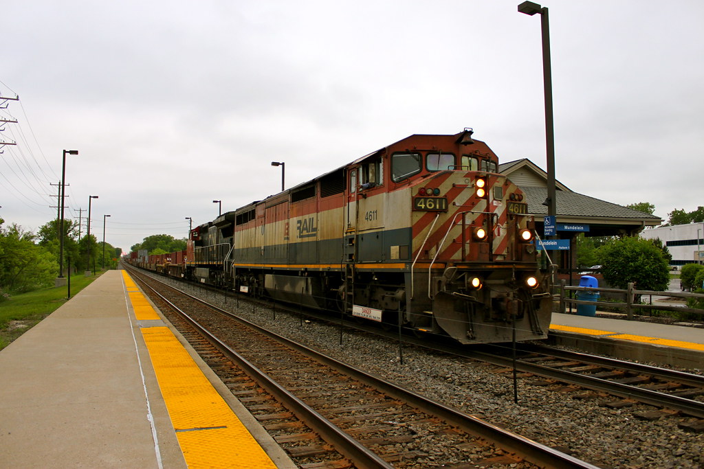 Mundelein Cowl BCOL 4611 leads a Northbound stack train by… Flickr