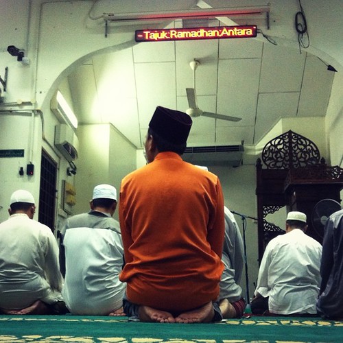 Cube utk menunaikan kewajipan dengan solat berjemaah..In S