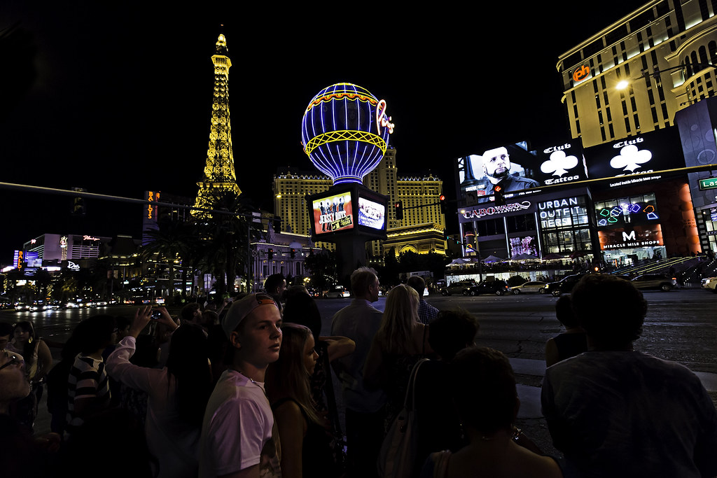 Navigating the las vegas strip on foot best times for walking the strip. 0246806162Walking the Las Vegas Strip at Night1 Flickr