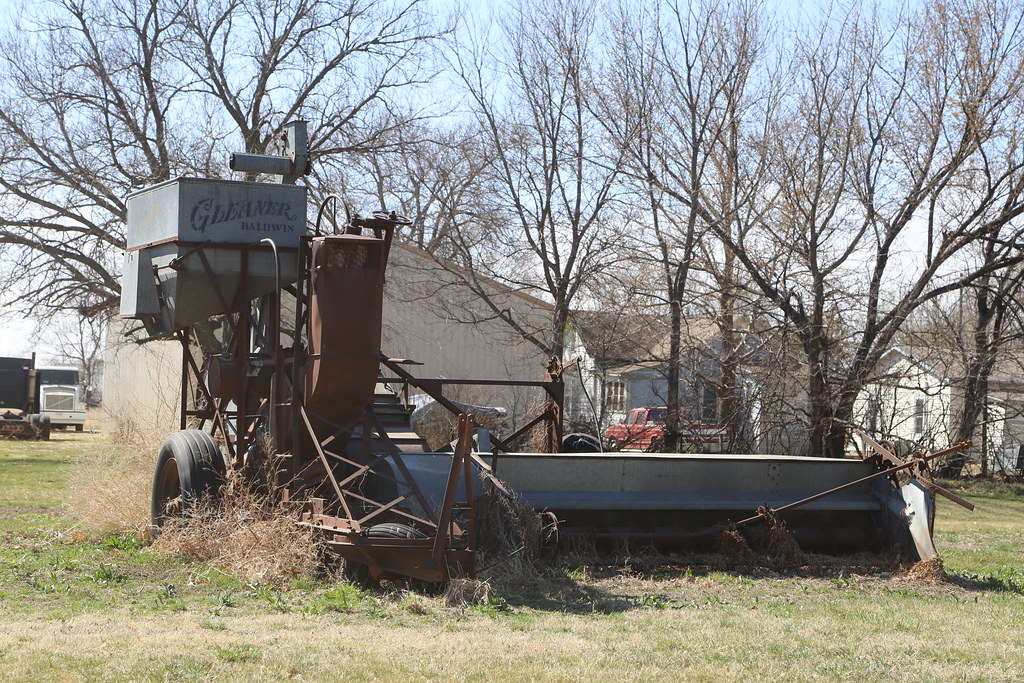 Clay Center Nebraska, Clay County NE Old Gleaner combine. … Flickr