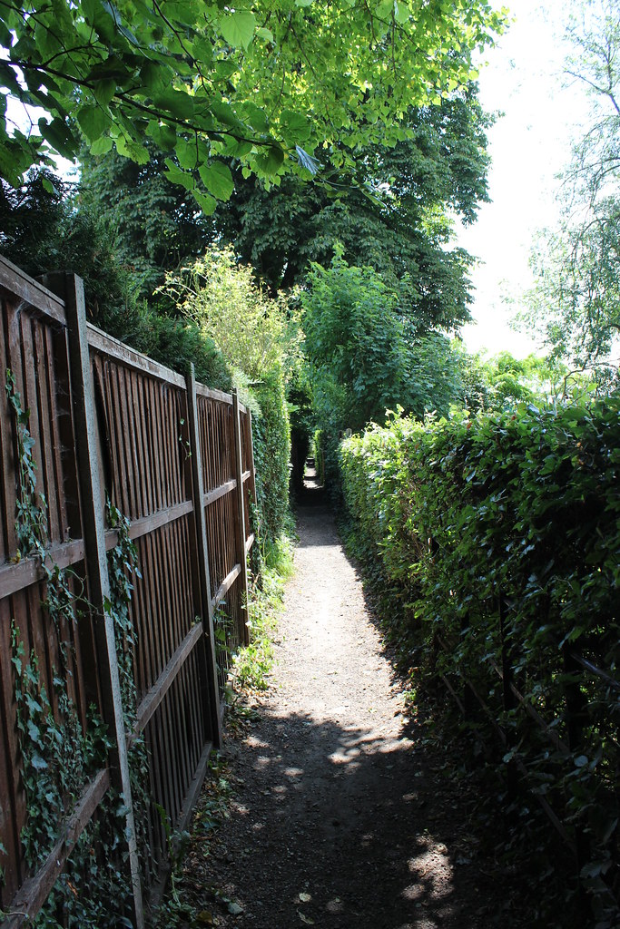 Narrow path. This is the Thames Path, you can't acutally s