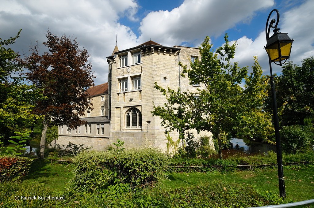 Petite forteresse Mairie de St Apollinaire (Bourgogne … Flickr