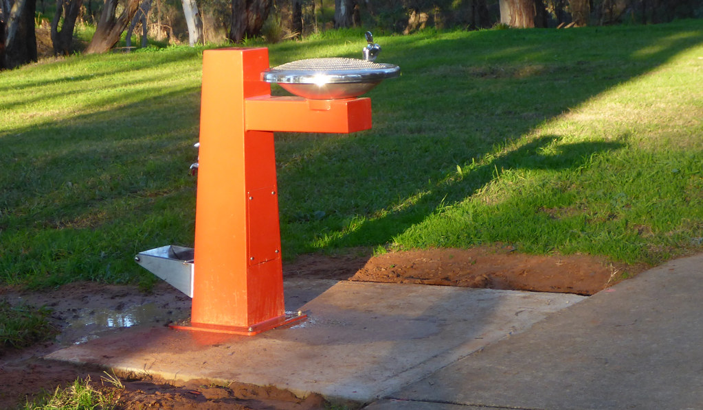 Water fountain, Broken River, Shepparton Vic Note the empt… Flickr