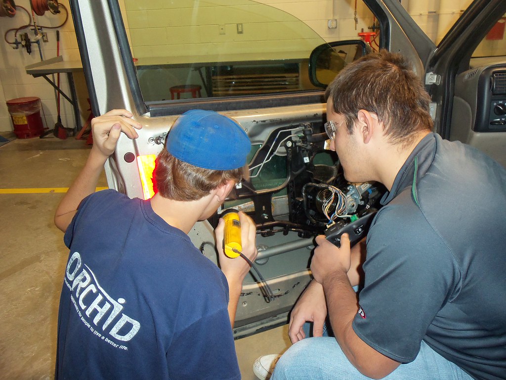 100_4218 Auto Collision Students Eaton RESA Career Preparation