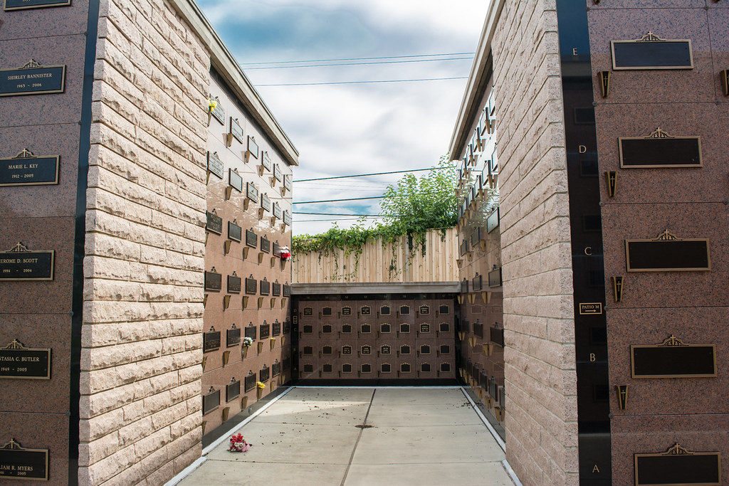 Looking NE at columbarium court section 76 Mt Olivet … Flickr