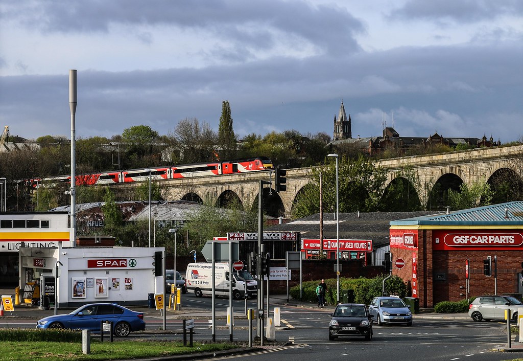 Kirkstall Viaduct, Leeds, 13th April 2017 A couple of