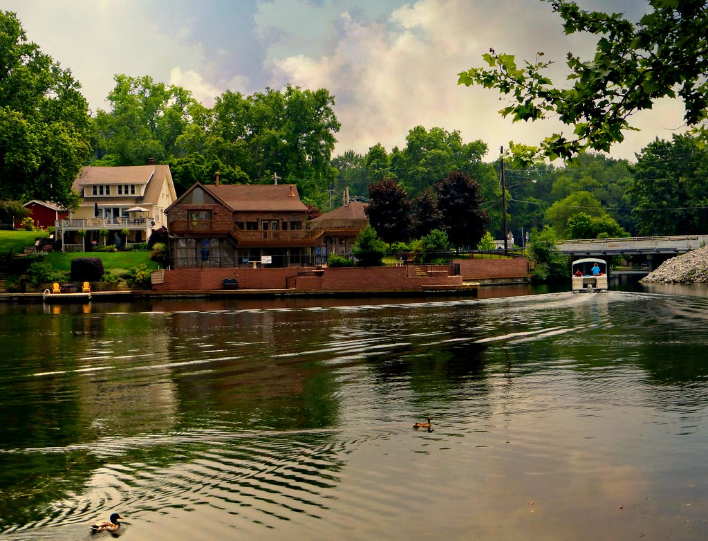 Beautiful Portage Lakes, Ohio Pontoon boat and ducks glide… Flickr