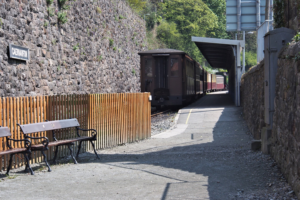 Caernarfon station (WHR) (3), 2013 Bluepelicanrailway Flickr
