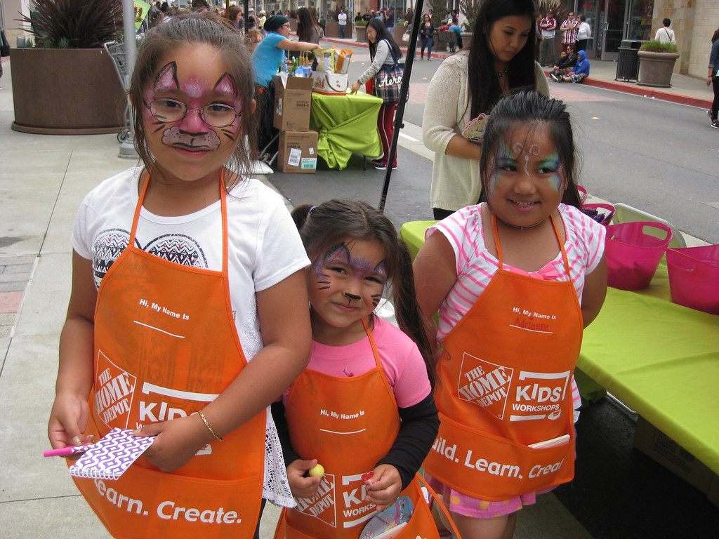 Home Depot Kids entertain themselves at the Home Depot boo… Flickr