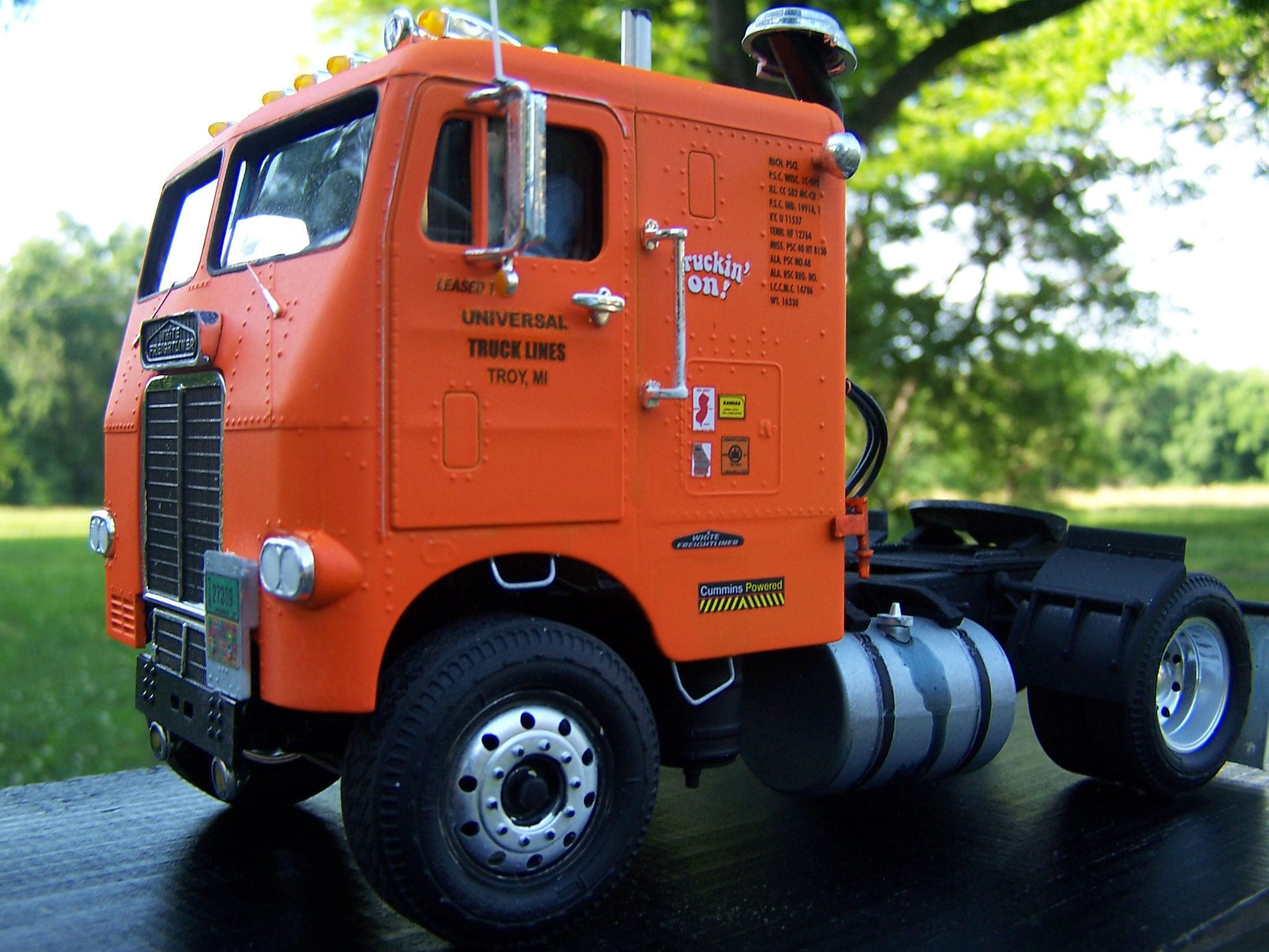 If anyone has built the AMT White Freightliner kit Model Trucks Big Rigs and Heavy Equipment