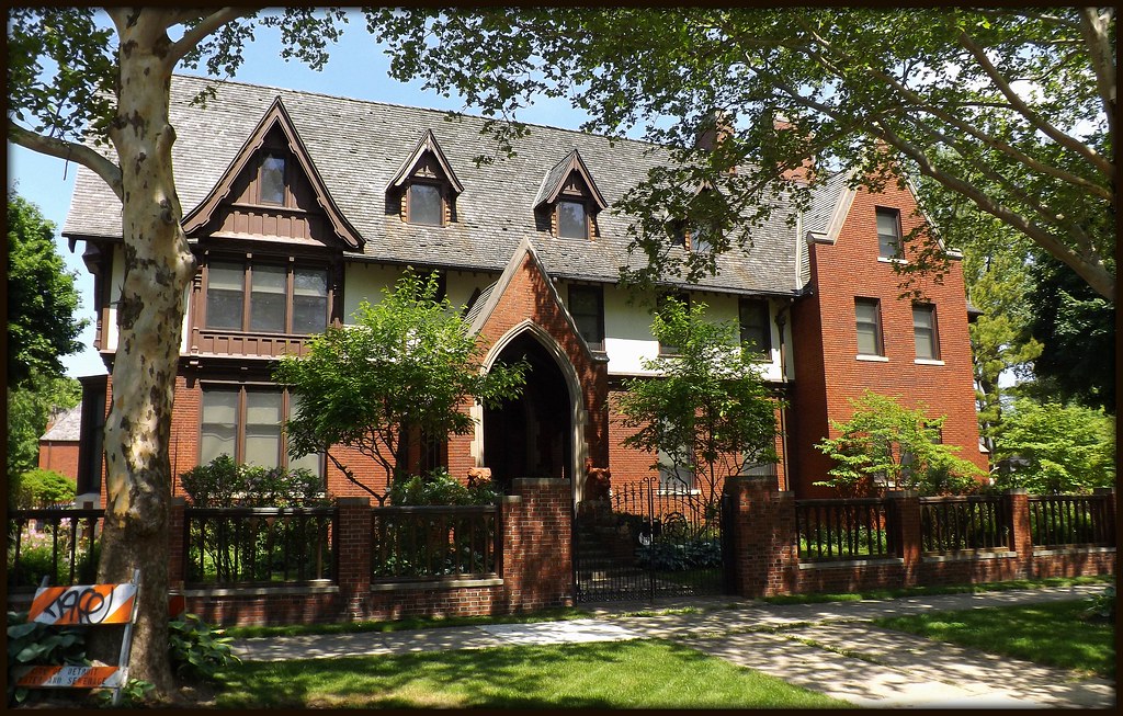 Facade Arthur and Clara Buhl House, 1116 Iroquois Avenue… Flickr