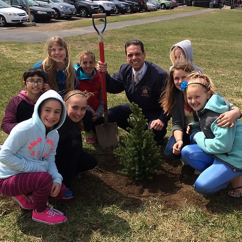 At Duanesburg Elementary planting trees with local student… Flickr