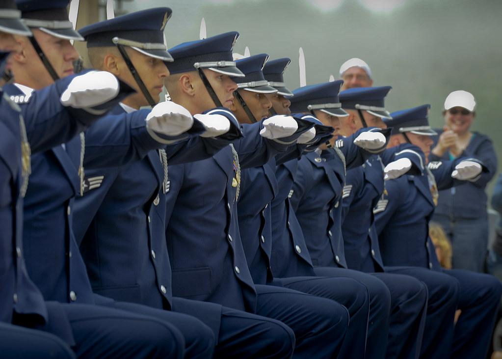 Milwaukee Air and Water Show The kneeling Queen Anne salut… Flickr
