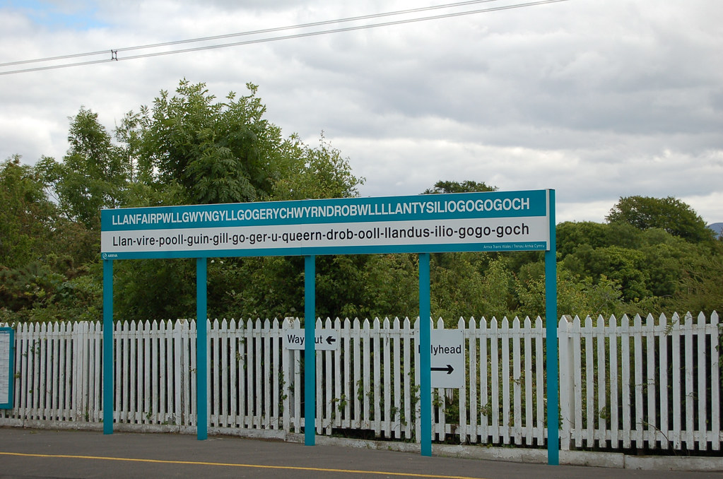 Llanfairpwllgwyngyllgogerychwyrndrobwllllantysiliogogogoch… Flickr