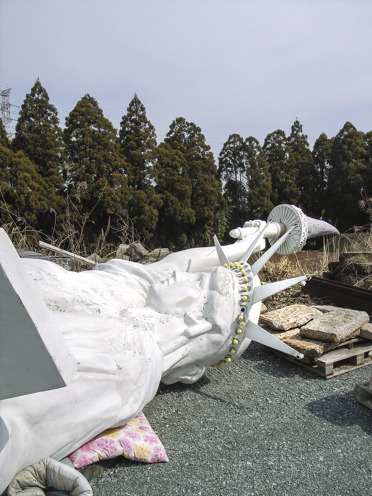 The Statue of liberty lying down / JAPAN 熊本県菊池郡大津町 / RICOH… Flickr