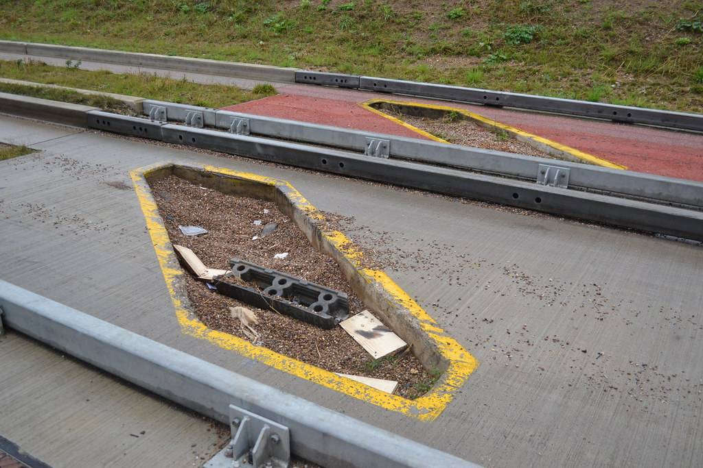 Luton to Dunstable Guided Busway Car Traps Seen in Luton 2… Flickr