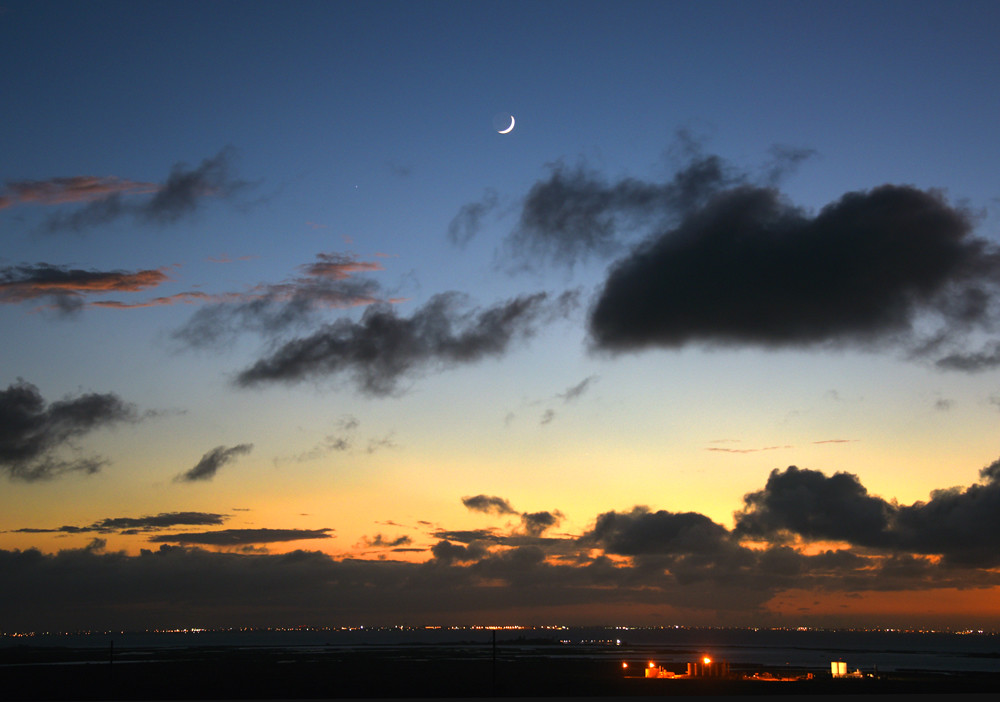 Crescent Moon over Corpus Christi Bay Crescent Moon over C… Flickr