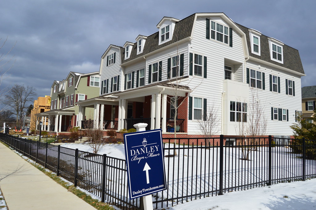 DSC_0382 Townhouses across from Bryn Mawr Hospital Montgomery