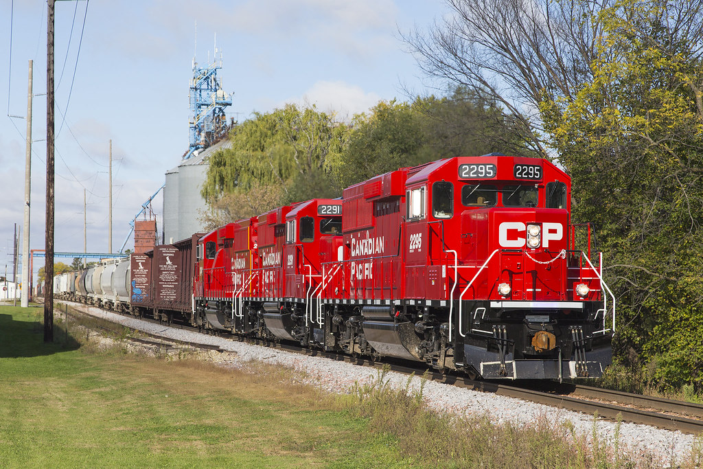 CP 2295 B26 Dodge Center, MN Today's B26 as seen throu… Flickr