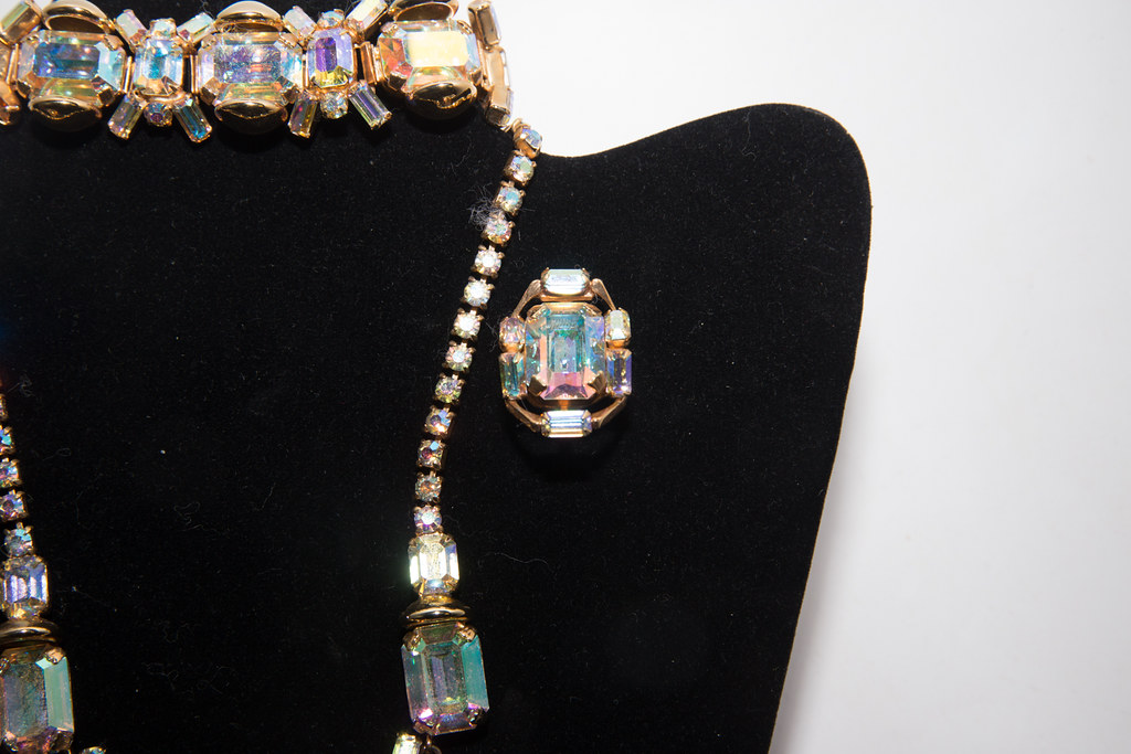 Vintage jewelry photos Pictures of vintage jewelry. vintag… Flickr