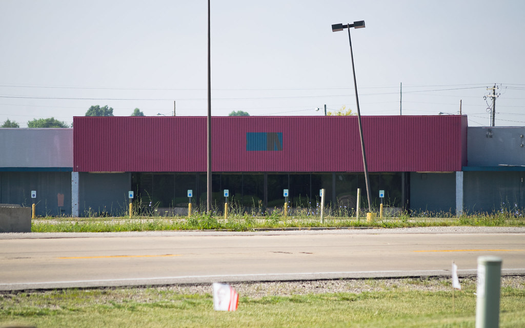 Abandoned Walmart... A former 52,680 square foot Walmart s… Flickr