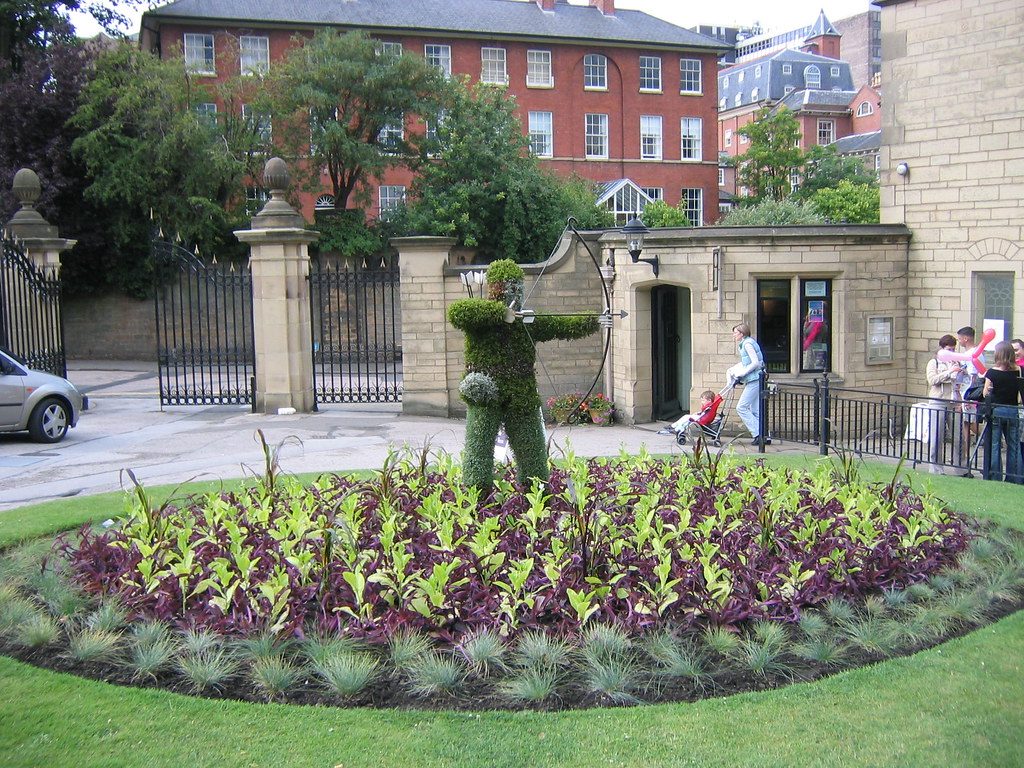 Archer cut from hedge just inside Nottingham Castle Gate H… Flickr