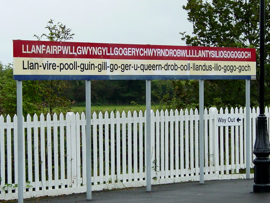 Llanfairpwllgwyngyllgogerychwyrndrobwllllantysiliogogogoch… Flickr