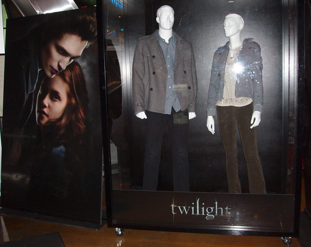 Twilight movie costumes For more great movie costumes, pro… Flickr