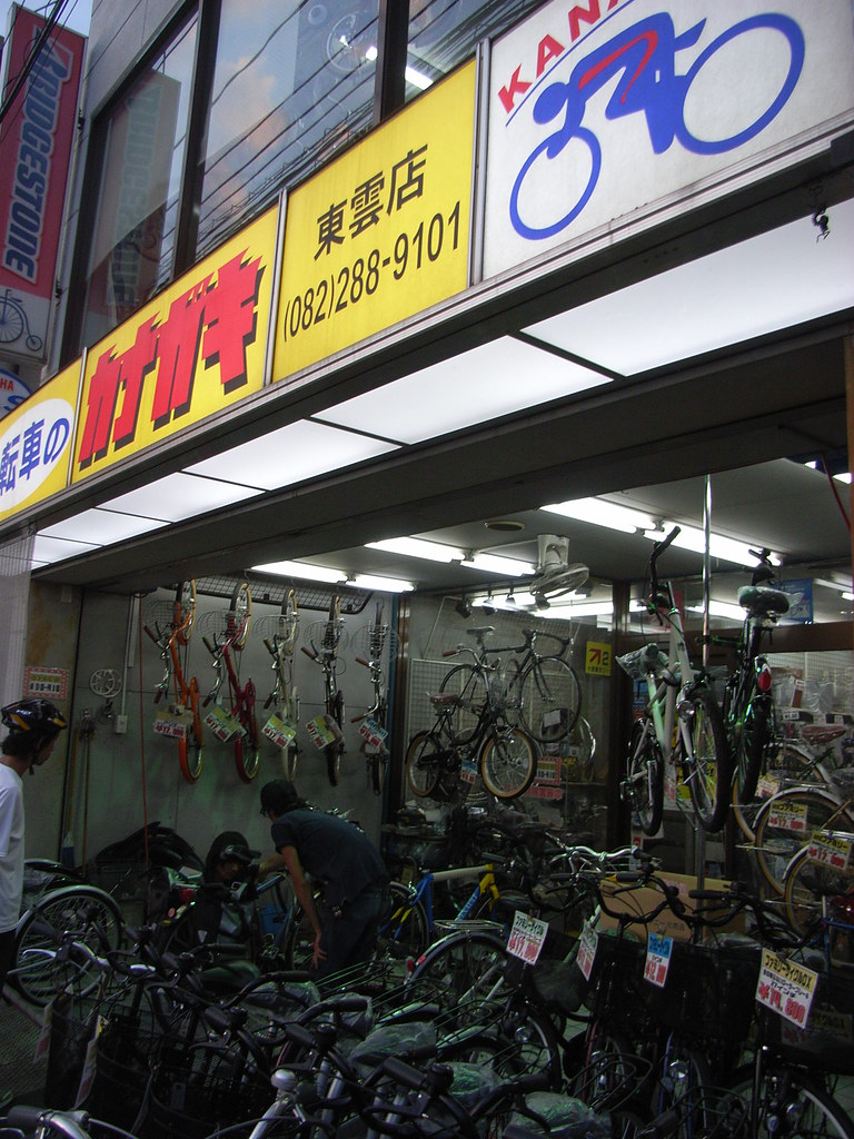 自転車のカナガキ ひっきりなしに地元の方が自転車を持ち込む、おそらく人気の自転車屋。友人の自転車用のスポークを頂いた… Kuruman