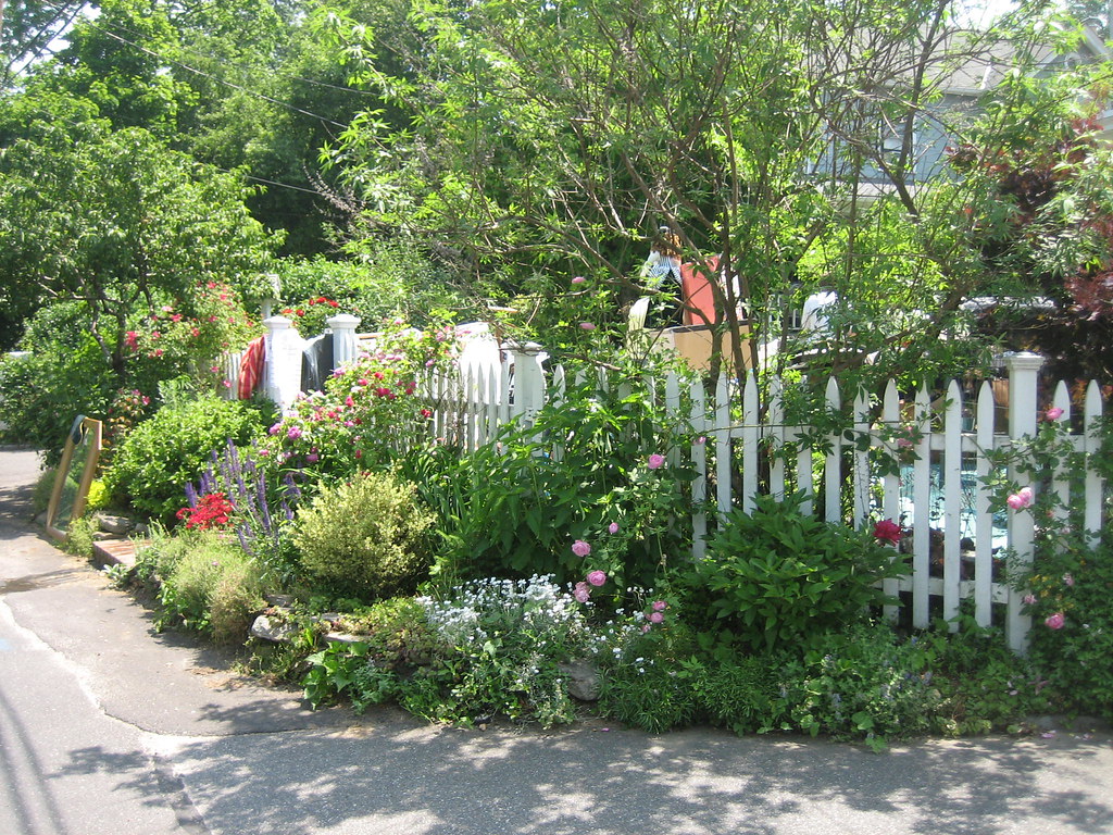 Garage sale Day Sea Cliff NY 6/7/08 Monica and Rob Flickr