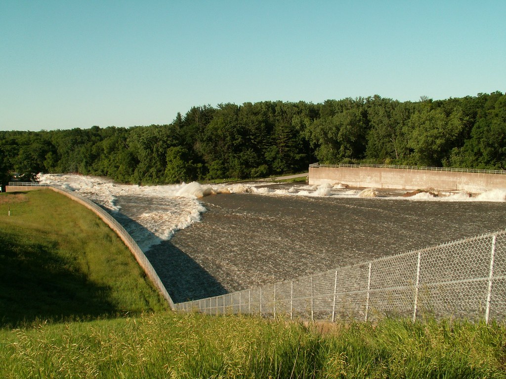 Coralville Dam spillway Water flows over the spillway at C… Flickr