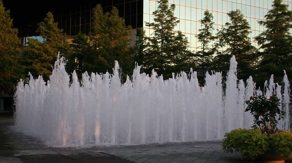 Water fountains in action, Fountain Plaza, Dallas, Texas. Flickr