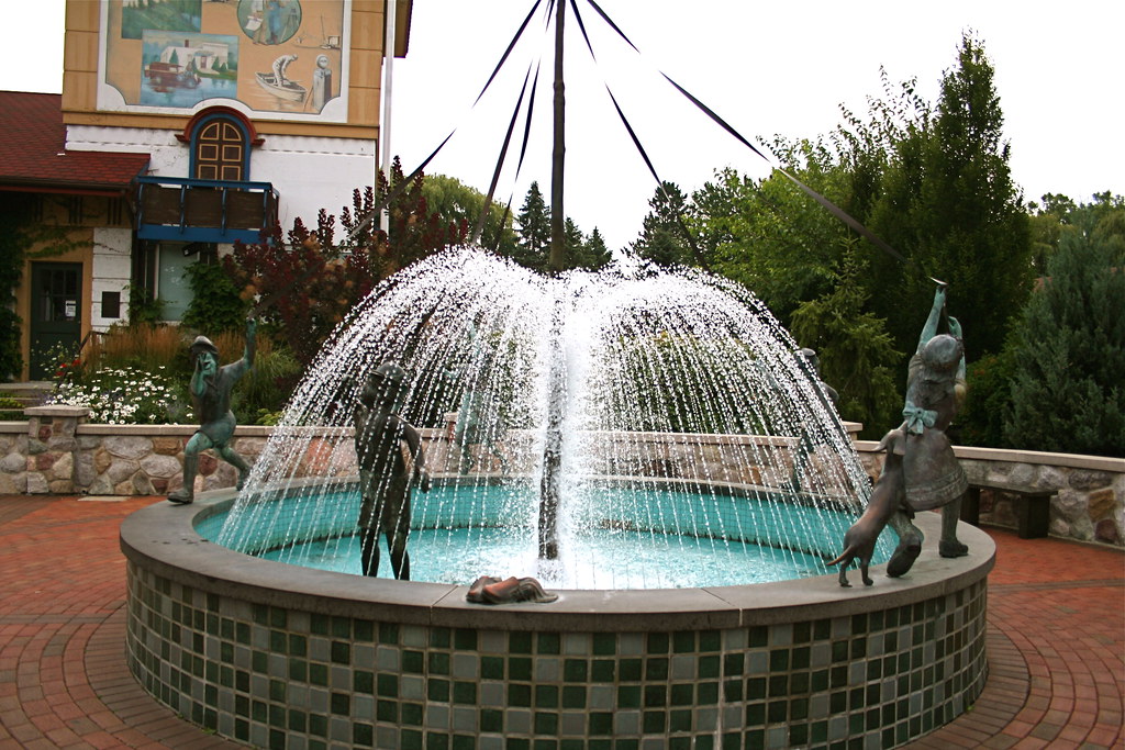 Frankenmuth Water Fountain Water Fountain with sculptures … Flickr
