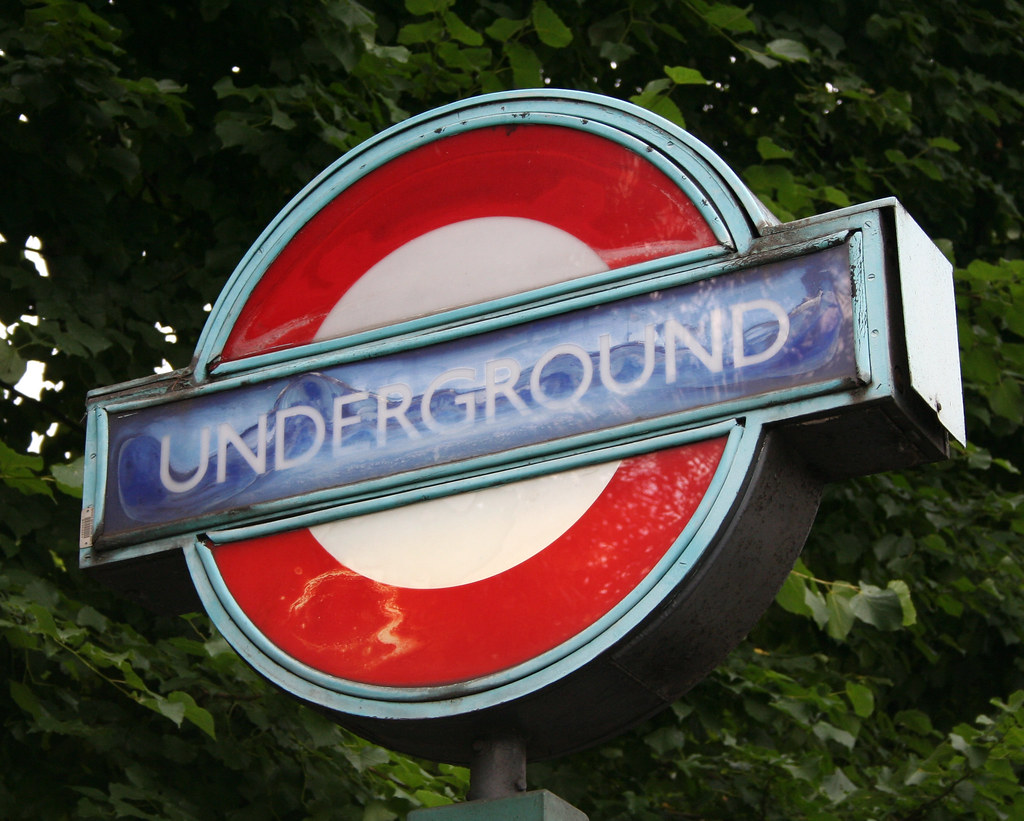 Warwick Avenue Underground station Late1950s roundel with… Flickr