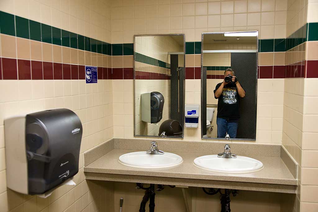Hayward Applebee's men's room Applebee's 24041 Southland D… Flickr