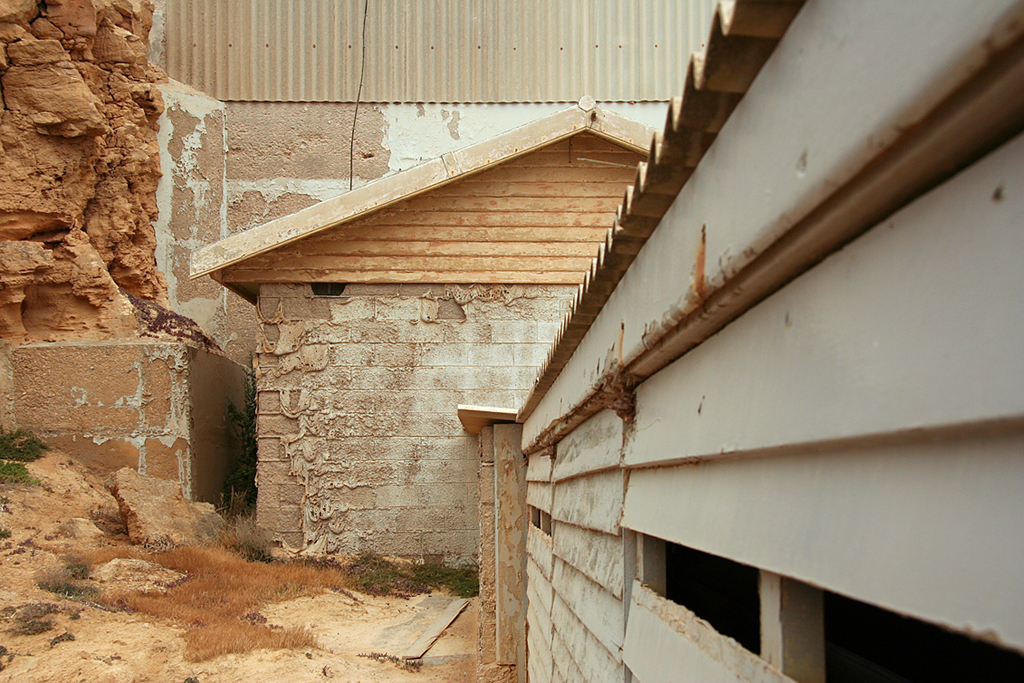 Salt and limestone large on black Limestone conveyor and b… Flickr