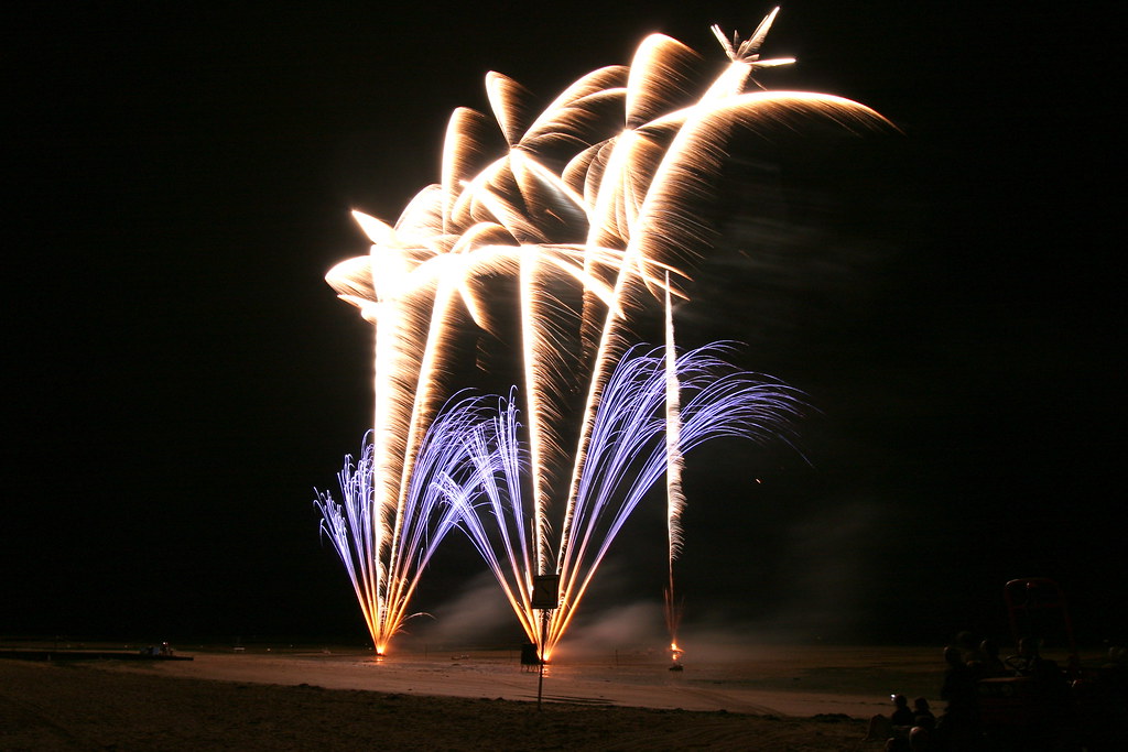 Feu d'artifice à Saint Aubin sur Mer Dans le cadre de la s… Flickr